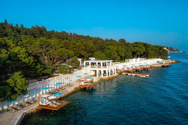 strandclub hvar.jpg