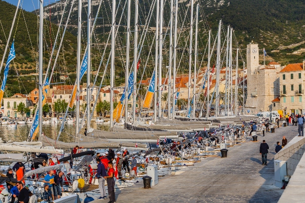 Yachts in Komiža.jpg