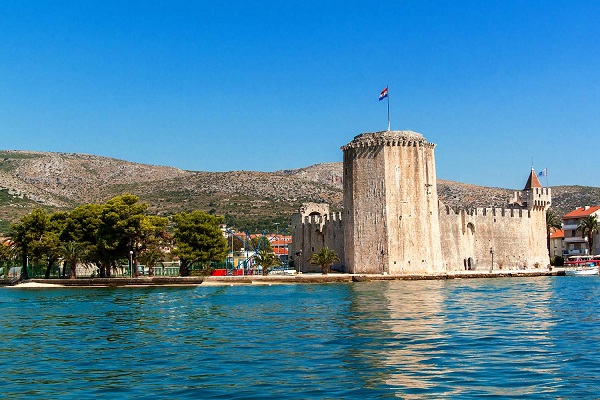 Trogir square.jpg