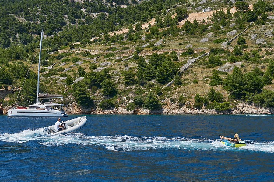 Giochi d'acqua - divertimento extra per la tua vacanza in barca a vela
