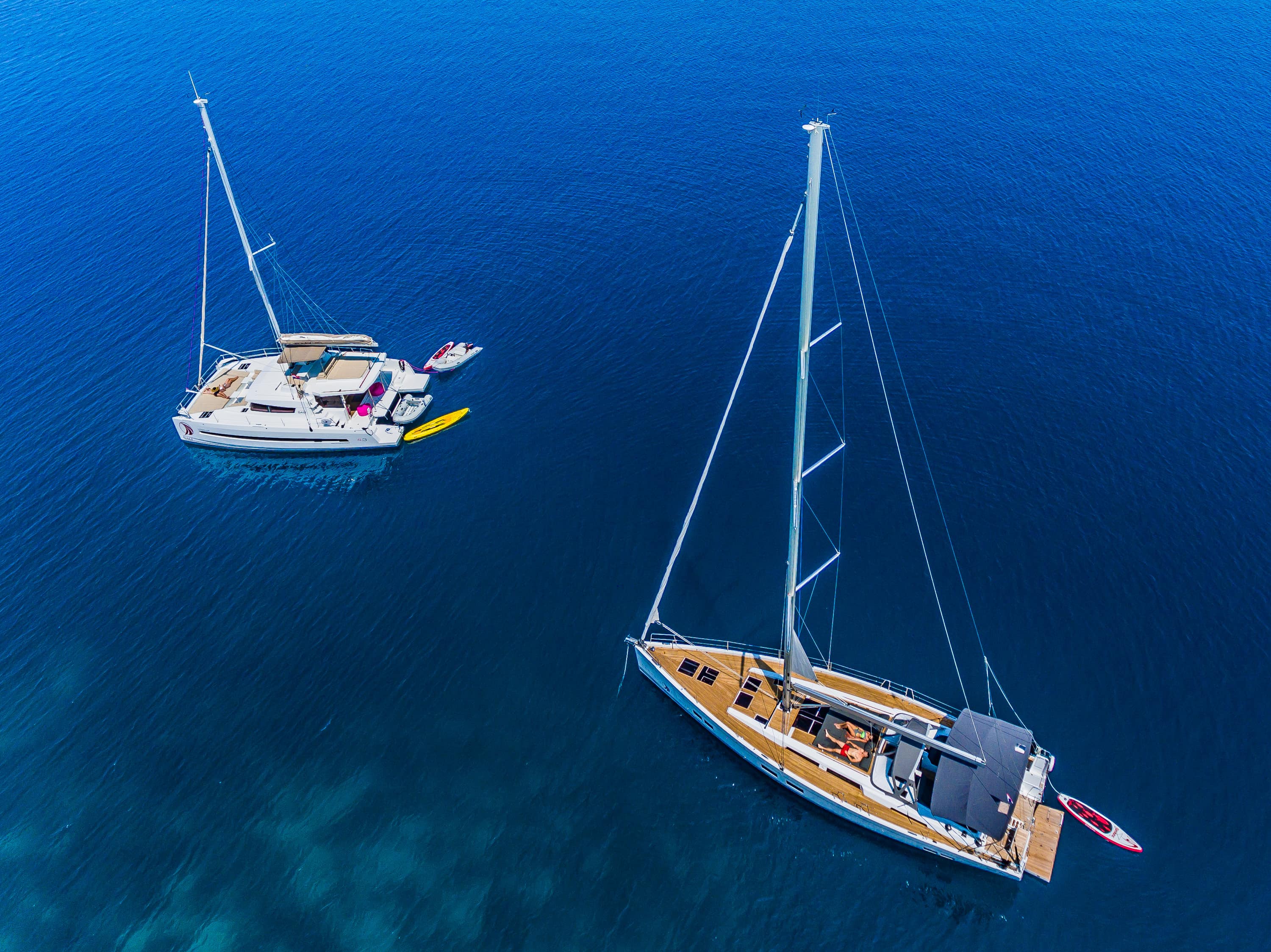 catamaran-vs-monohull-sailboat