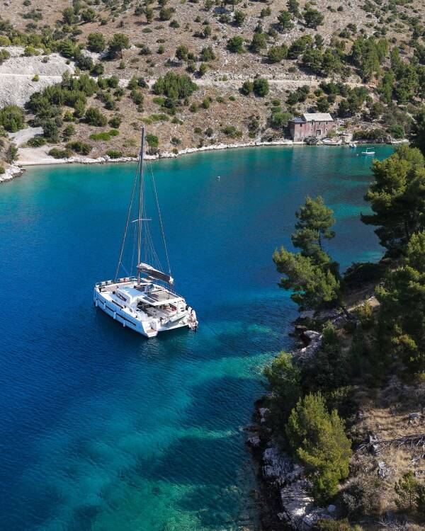 With every hidden cove they reveal and every smooth sail they guide, they go above and beyond to make each charter unforgettable.
Theyโre more than skippers โ theyโre storytellers of the sea.
This photo? Captured by one of them.
Hereโs to those who turn the coastline into a story worth telling.