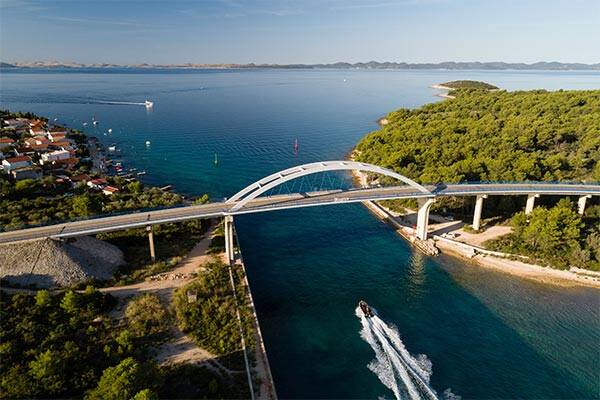 Ponte che collega le isole Ugljan e Pašman