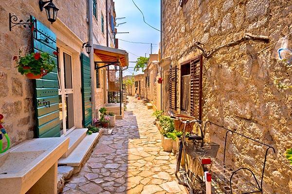 Pittoresche stradine strette dell'isola di Prvić
