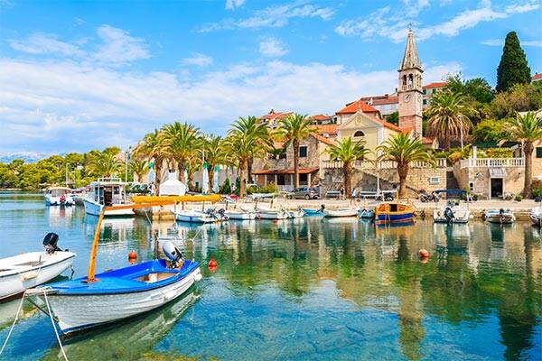 Un pittoresco paese sull'isola di Brač
