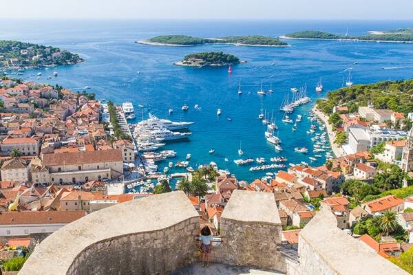 L'isola di Hvar è famosa per i suoi campi di lavanda, che fioriscono a giugno e luglio, riempiendo l'aria di un aroma fragrante.
