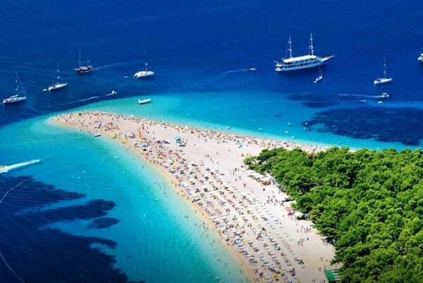 La Spiaggia del Corno d'Oro a Bol è famosa per la sua forma unica, che cambia direzione con il vento e le maree.