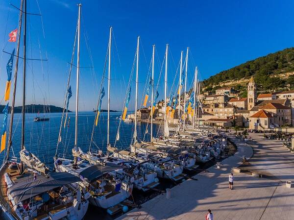 Viele Marinas in der Adria haben ihren Einfluss auf mehrere Online-Verkaufsportale ausgeweitet, angesichts der zunehmenden technologischen Fortschritte, und alle Marinas und Häfen an einem Ort zusammengeführt, im Grunde genommen direkt zur Hand.