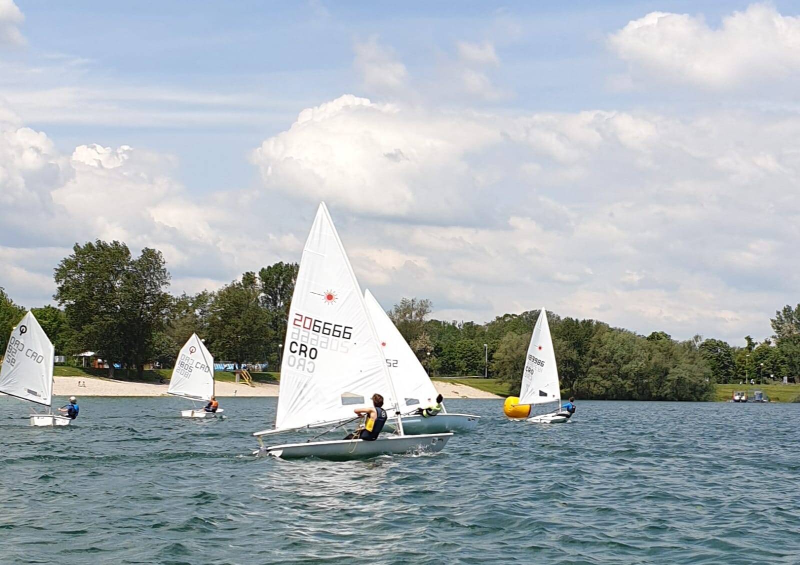 YCZ constitue une porte d’entrée idéale pour toute personne souhaitant une initiation à la voile structurée et conviviale