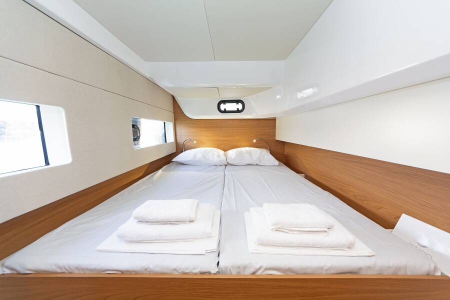 Bali Catsmart | First Flirt