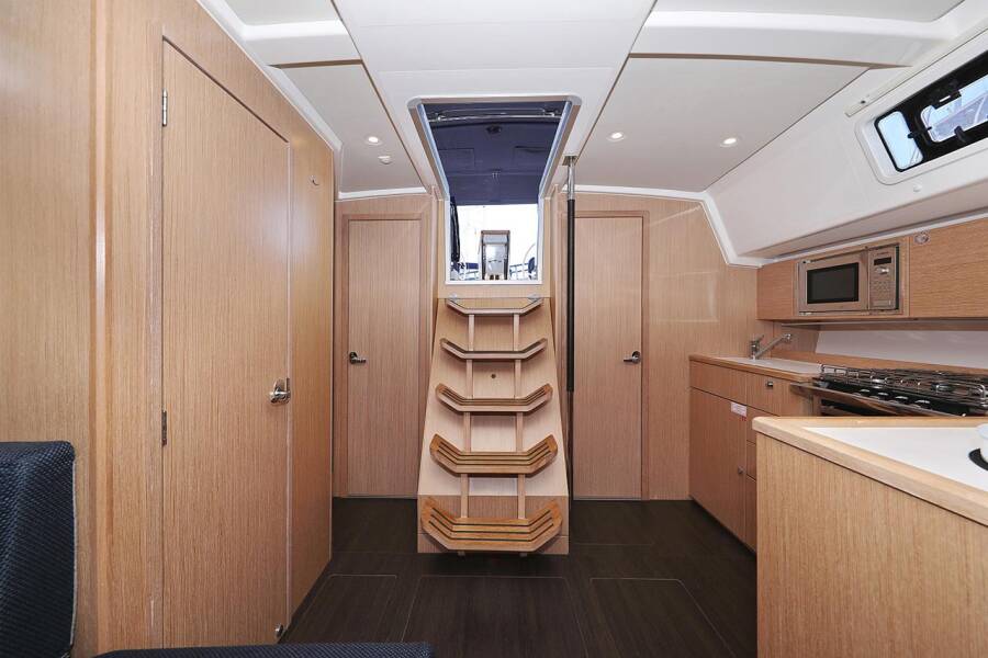 Bavaria C42 | First Light