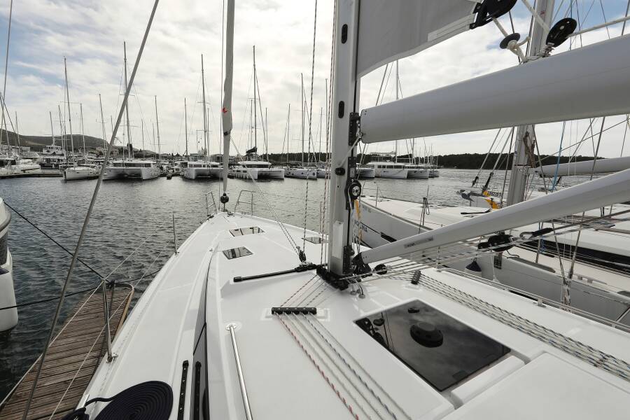 Bavaria C42  | Levente