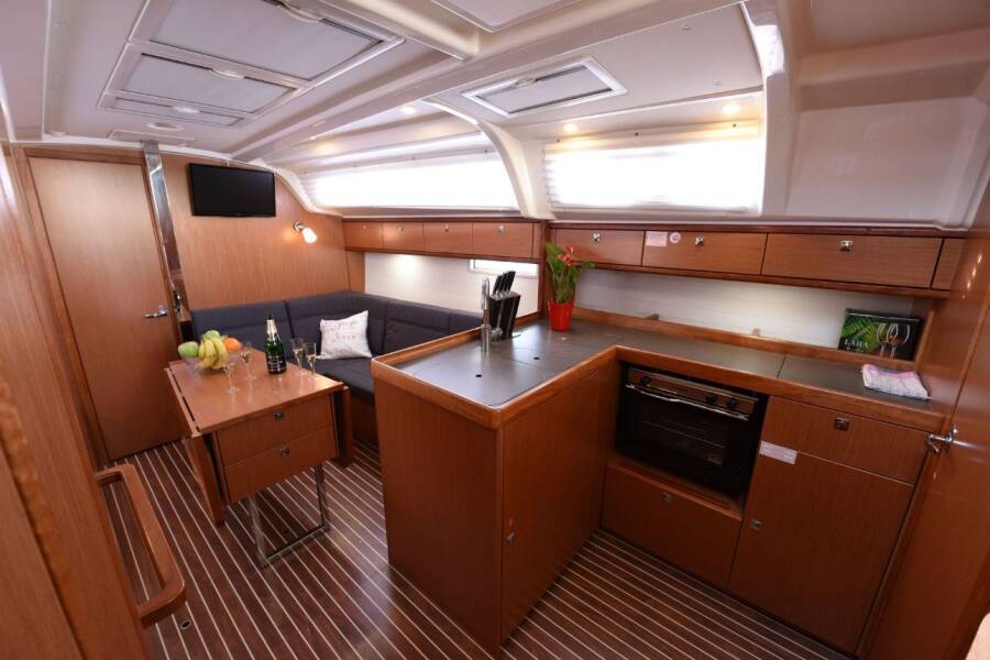 Bavaria Cruiser 37  | Luka