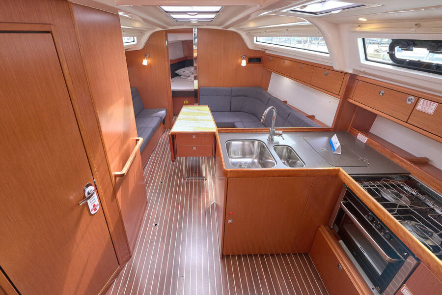 Bavaria Cruiser 37  | Toni