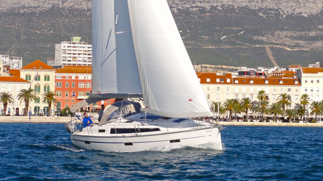 Bavaria Cruiser 37  | Lirica