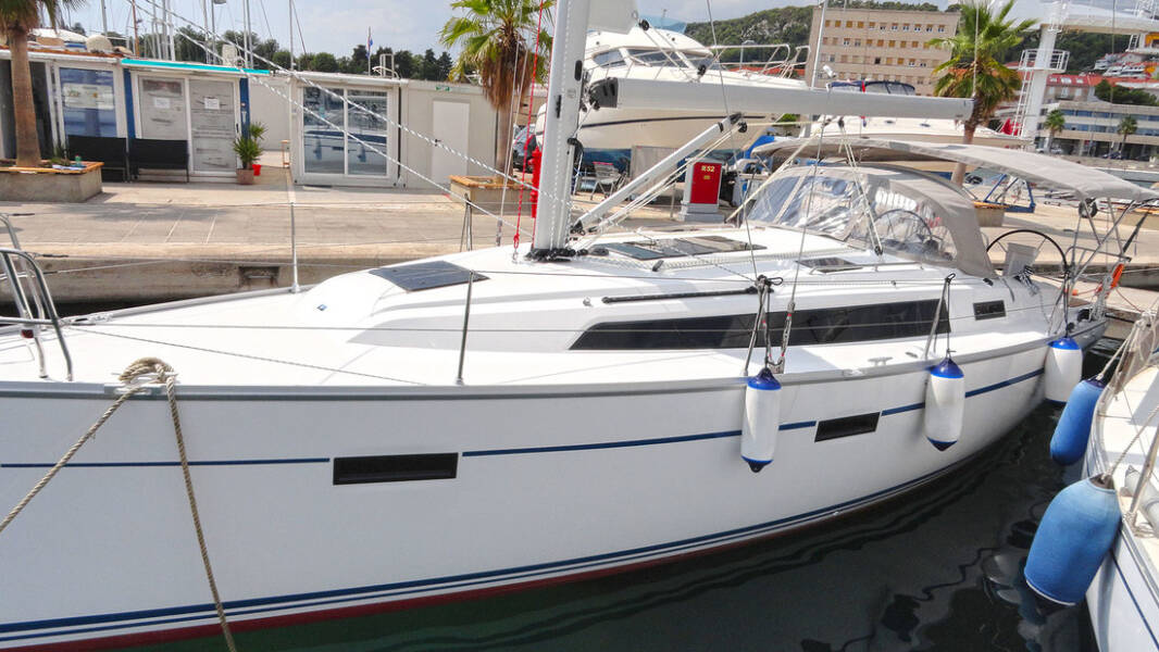 Bavaria Cruiser 37  | Lirica