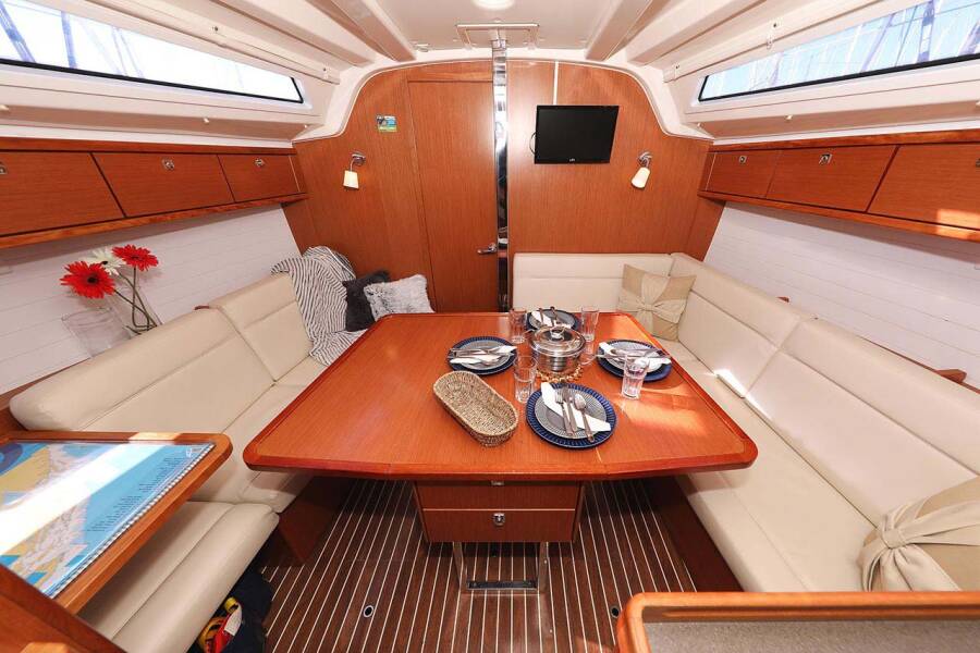 Bavaria Cruiser 37  | Samsara