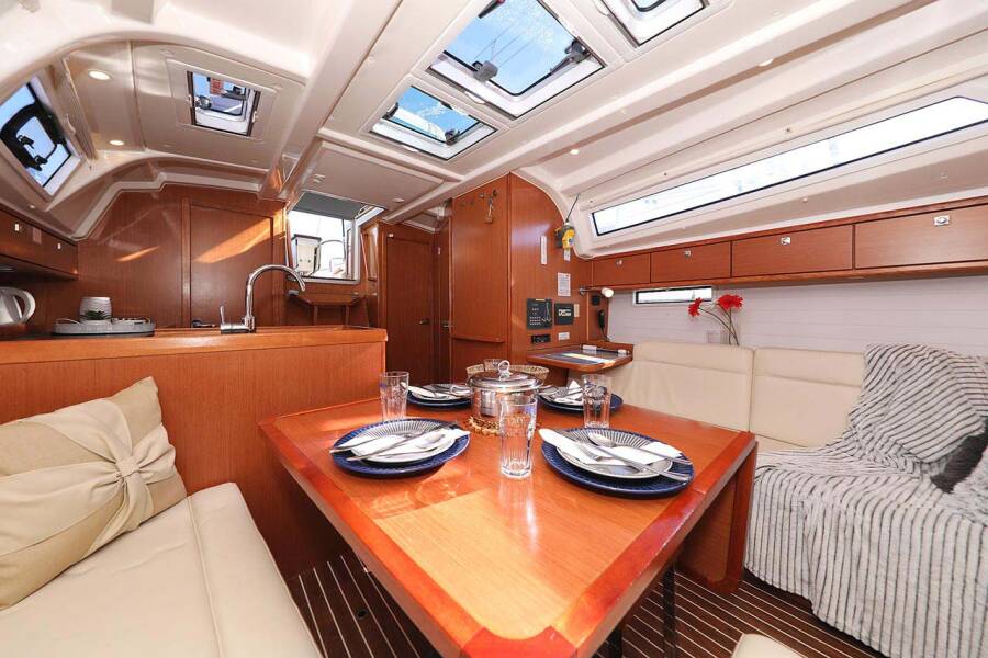 Bavaria Cruiser 37  | Samsara