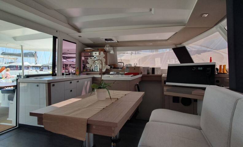 Fountaine Pajot Astrea 42  | Crazy Diamond