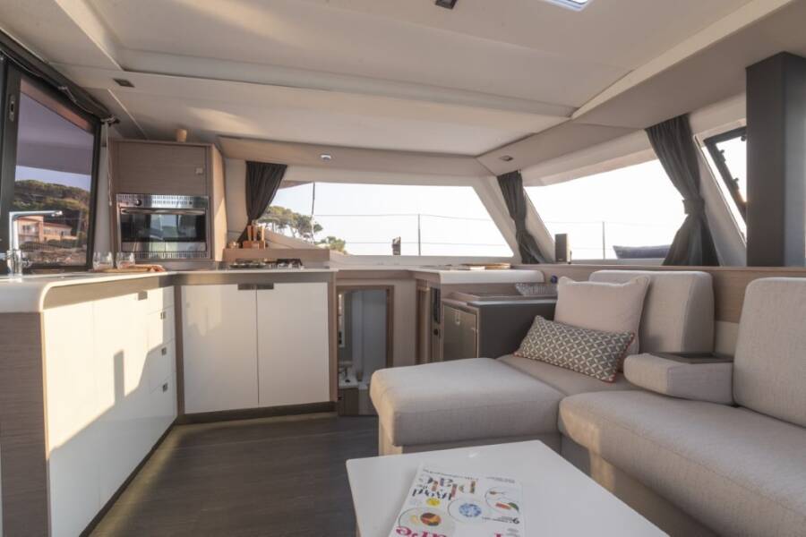 Fountaine Pajot Isla 40  | Sailor Venus