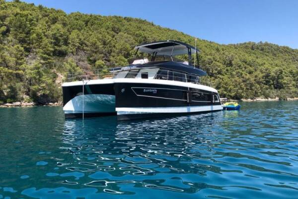 Fountaine Pajot MY 44 | Umbrella Victoria