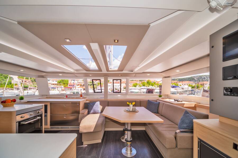 Fountaine Pajot Tanna 47 | First Life