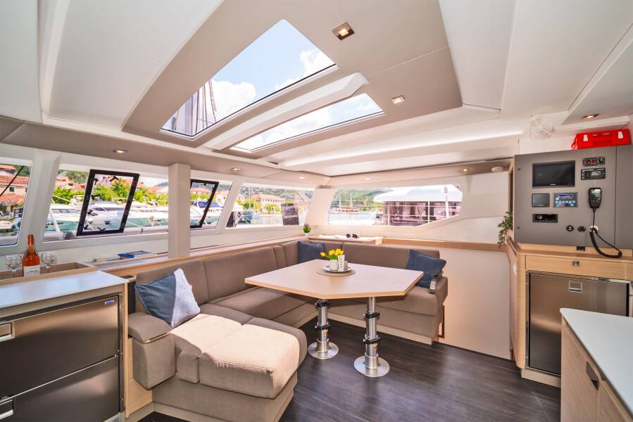 Fountaine Pajot Tanna 47 | First Life