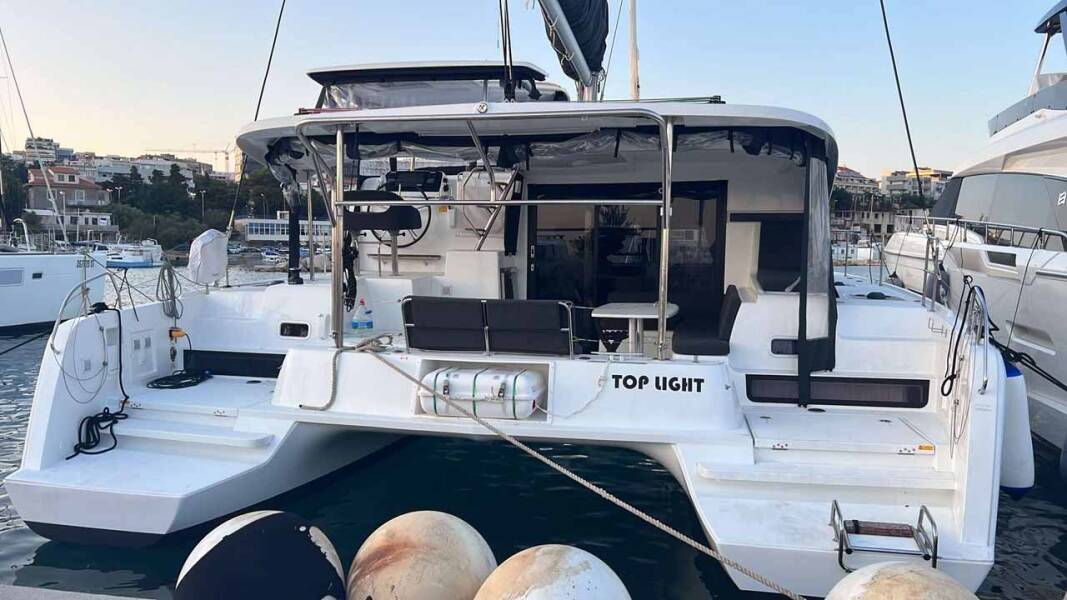 Lagoon 42  | Top Light