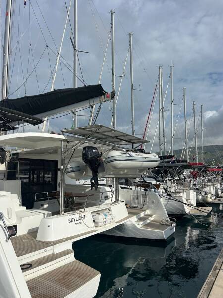 Lagoon 42  | Skylight