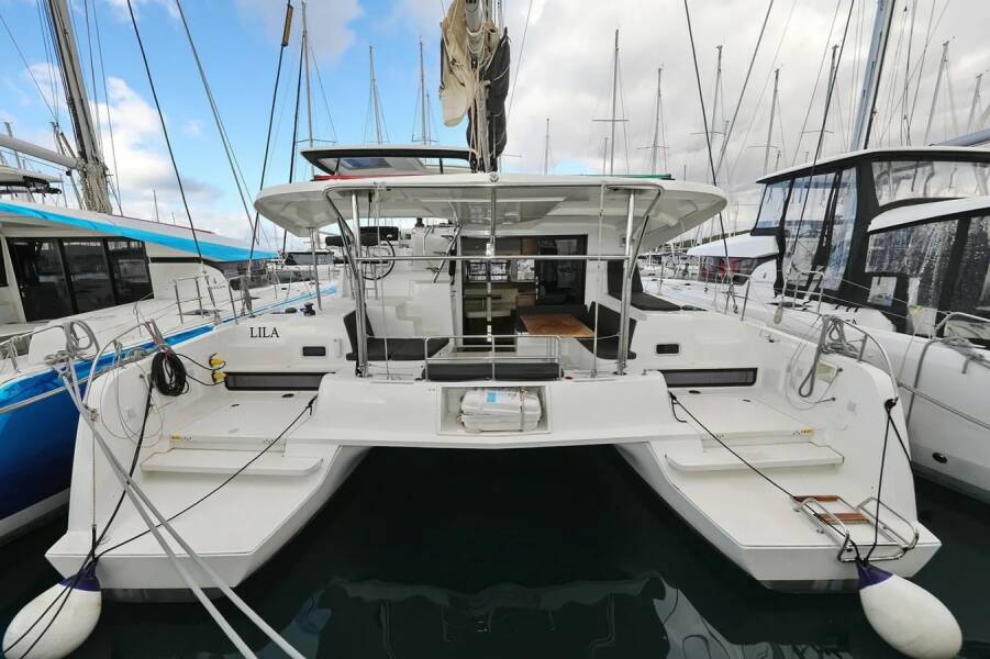 Lagoon 42  | Lila