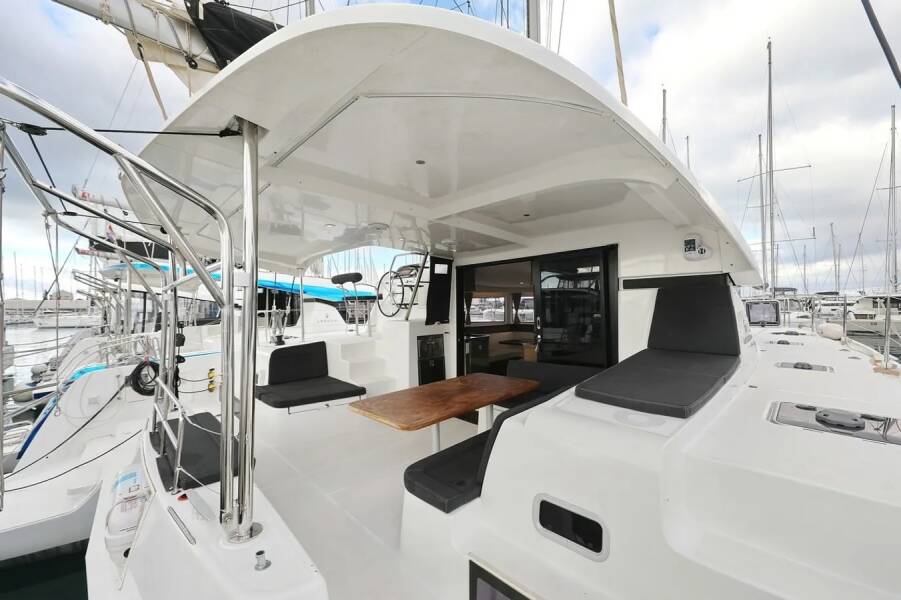 Lagoon 42  | Lila