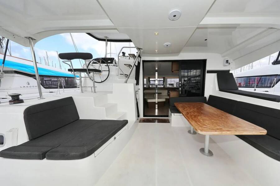 Lagoon 42  | Lila