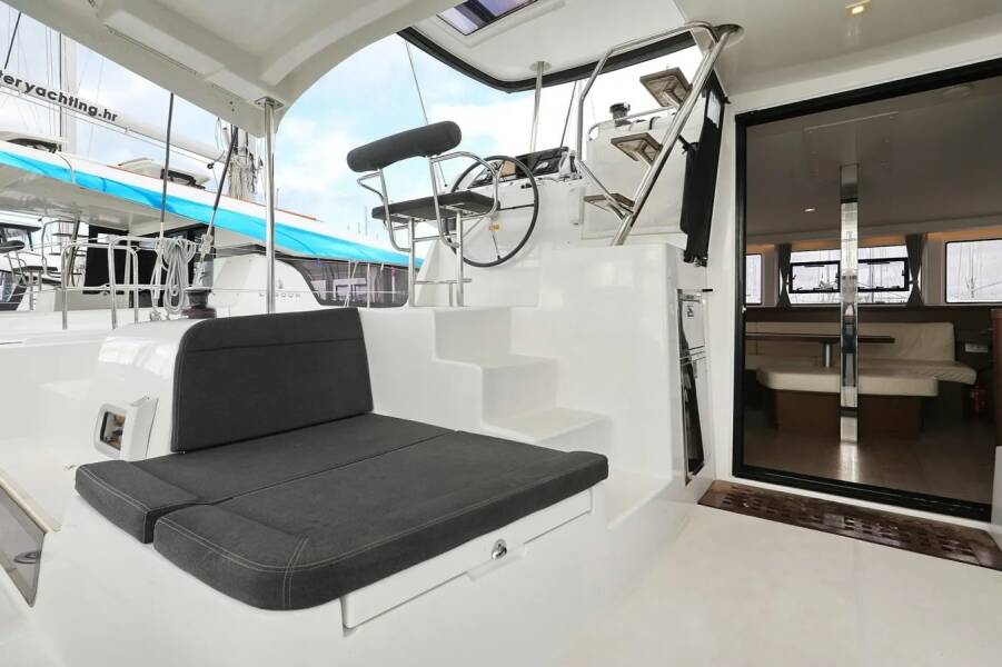 Lagoon 42  | Lila