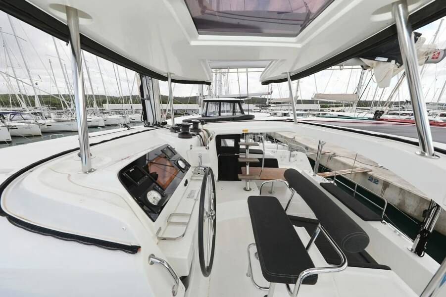 Lagoon 42  | Lila
