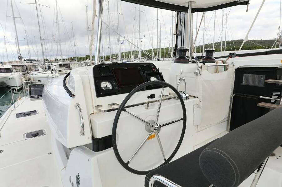 Lagoon 42  | Lila