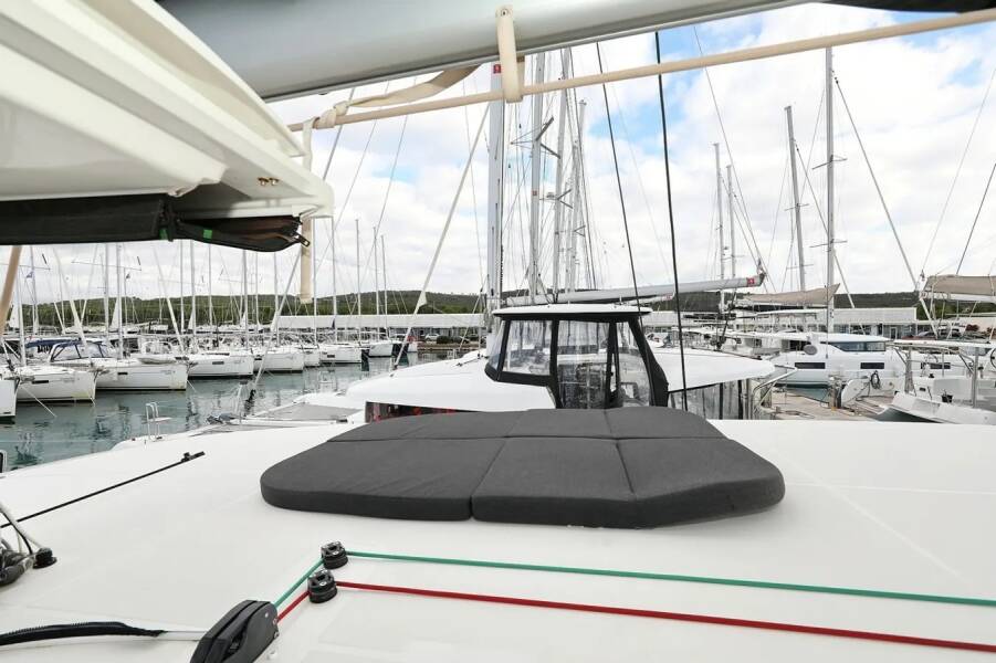 Lagoon 42  | Lila