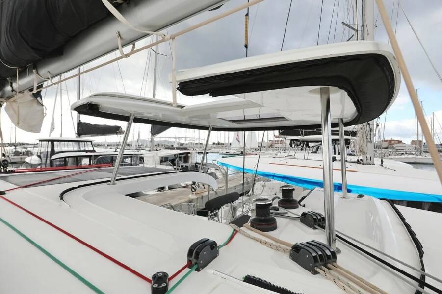 Lagoon 42  | Lila