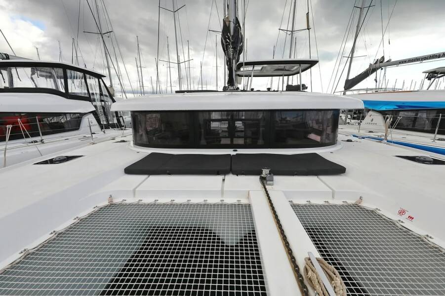 Lagoon 42  | Lila