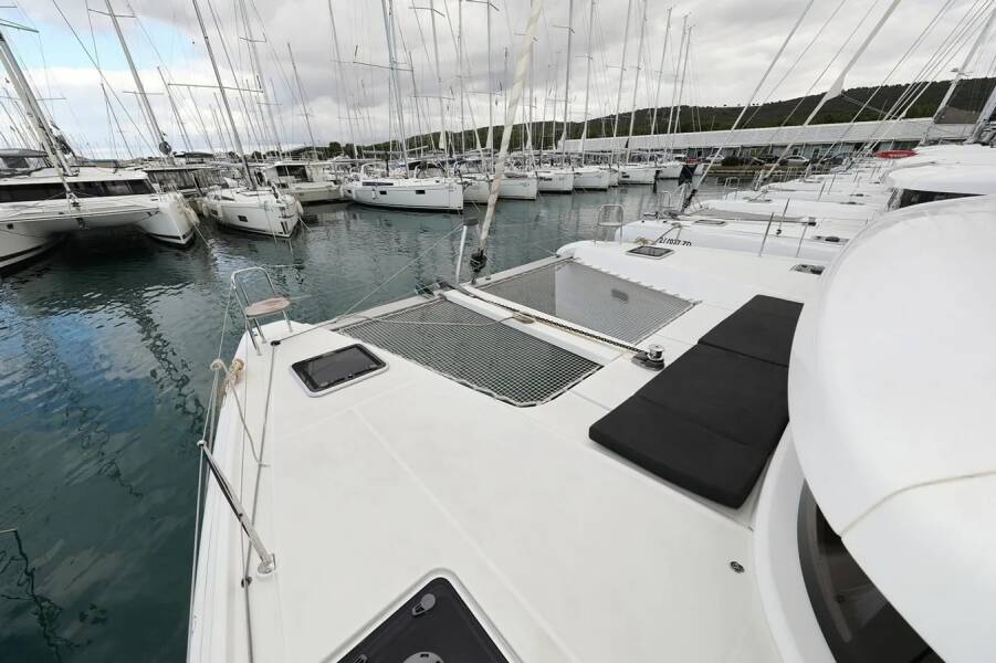 Lagoon 42  | Lila