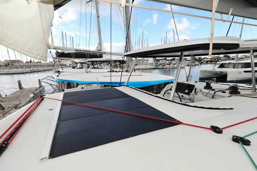 Lagoon 42  | Lila