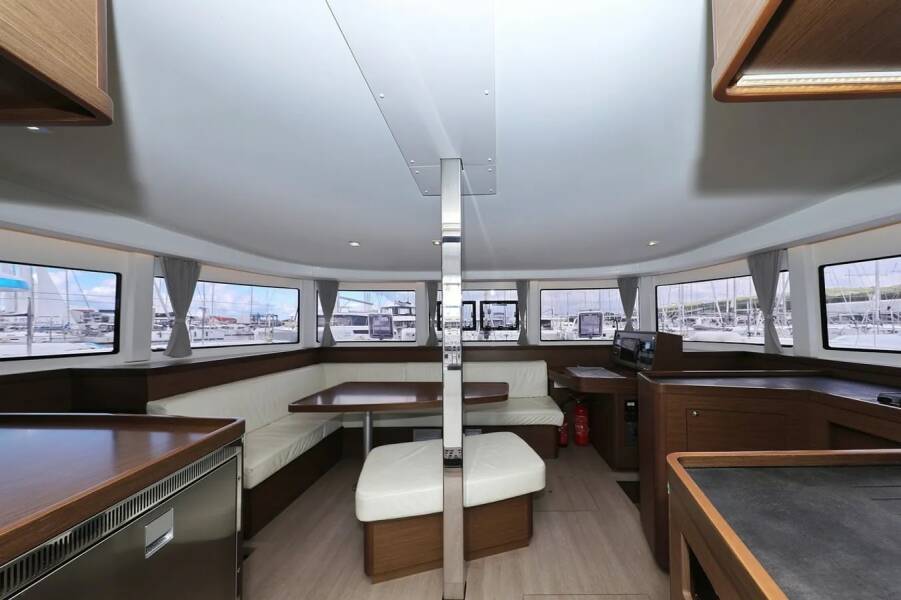 Lagoon 42  | Lila