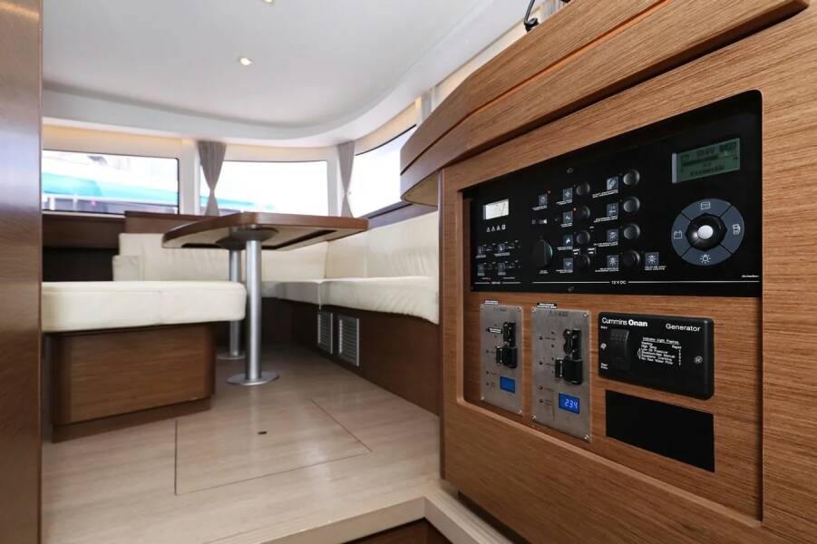 Lagoon 42  | Lila