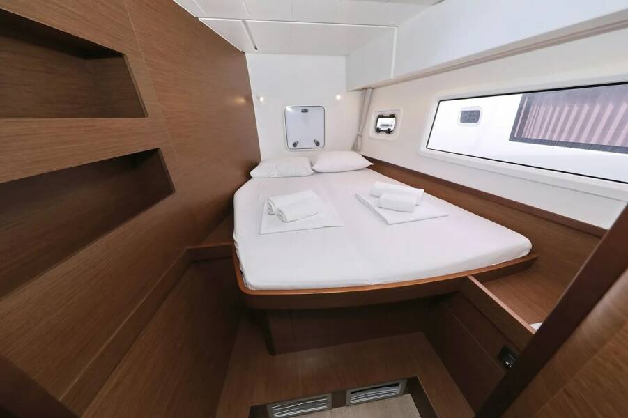 Lagoon 42  | Lila
