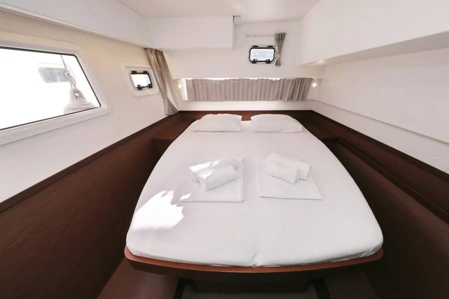 Lagoon 42  | Lila