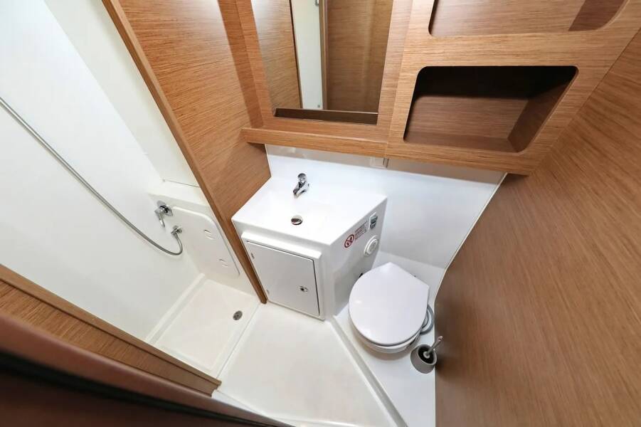 Lagoon 42  | Lila