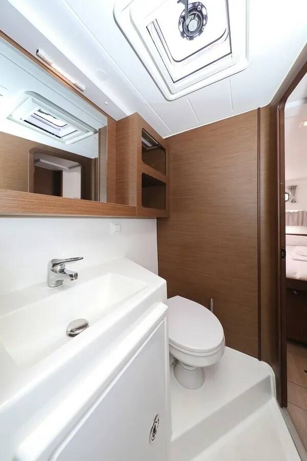 Lagoon 42  | Lila