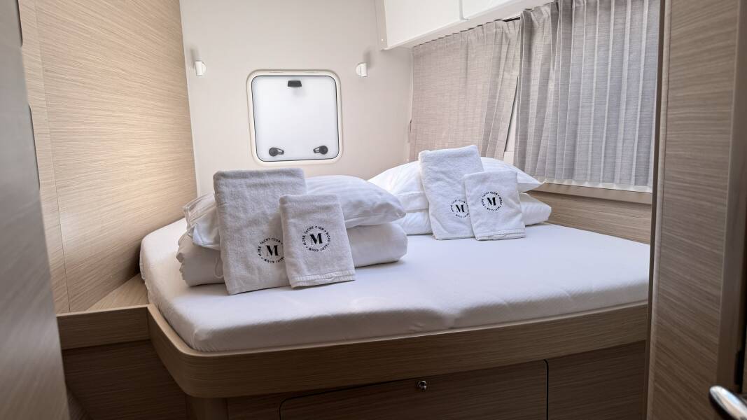 Lagoon 42 | Skylight