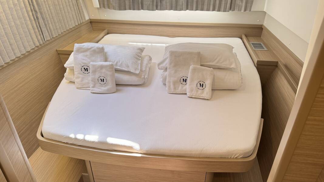 Lagoon 42 | Skylight