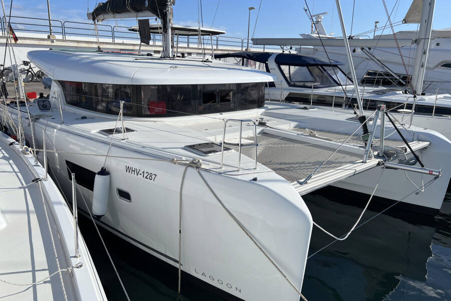 Lagoon 42  | Moonlight