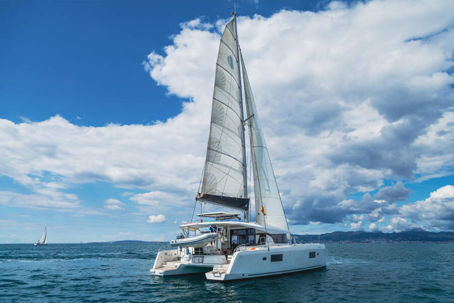 Lagoon 42  | Moonlight